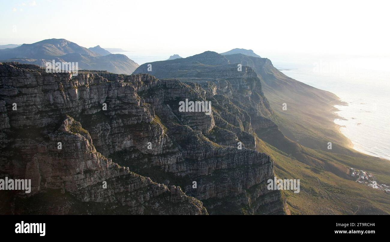 Eine allgemeine Ansicht der hinteren Slops der 12 Apostel am Tafelberg im Abendlicht. Kapstadt, Südafrika. Stockfoto