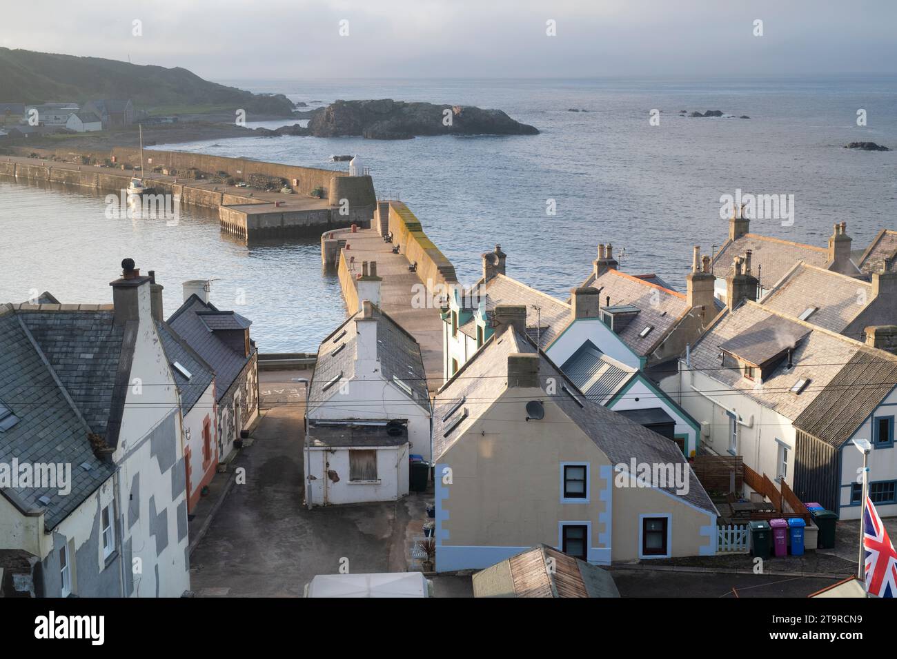 Hausdächer entlang der Küste. Findochty, Moray, Schottland Stockfoto