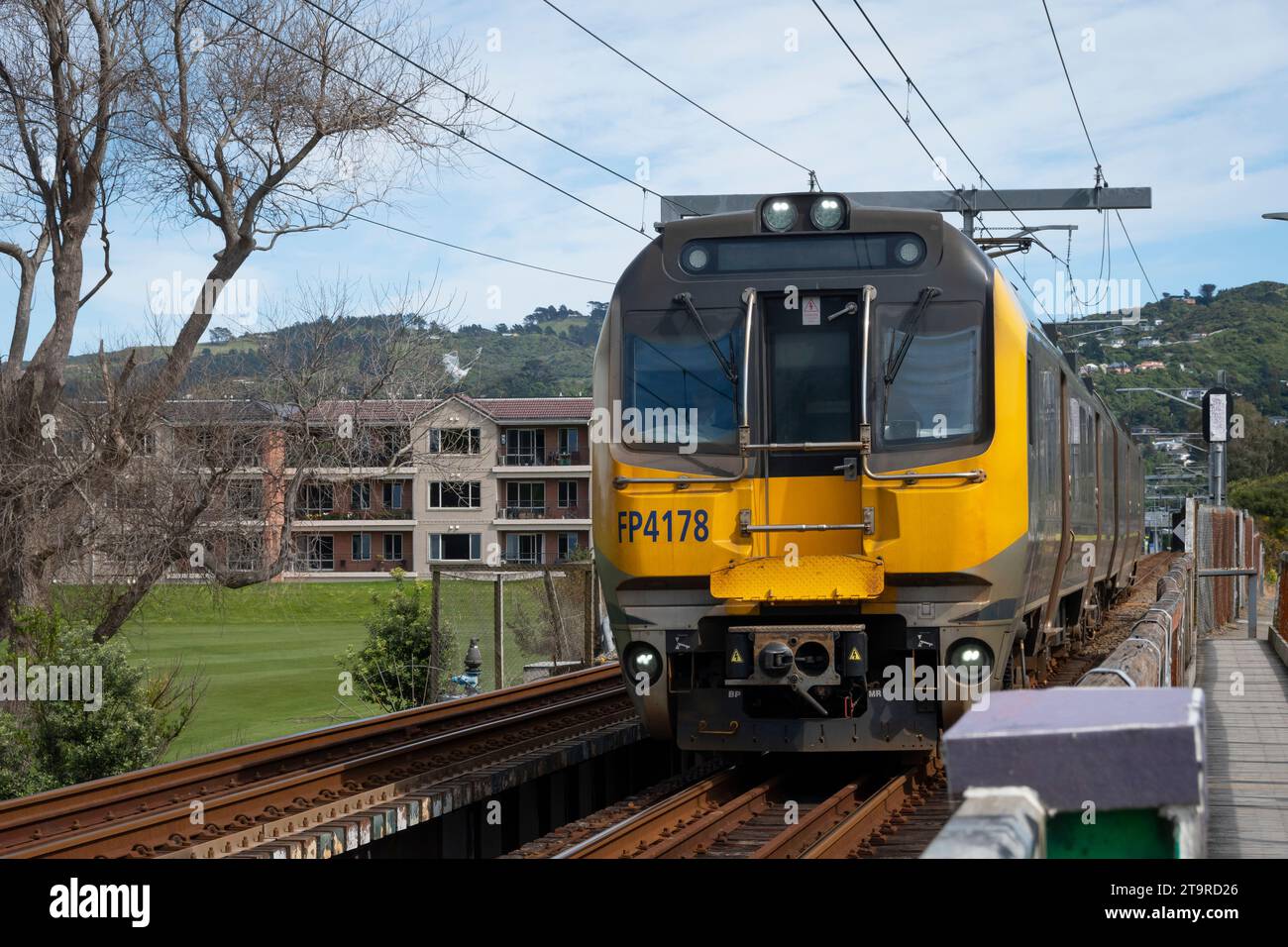 Elektrischer Vorortzug über den Hutt River bei Ava, Petone, Hutt City, Wellington, Nordinsel, Neuseeland Stockfoto