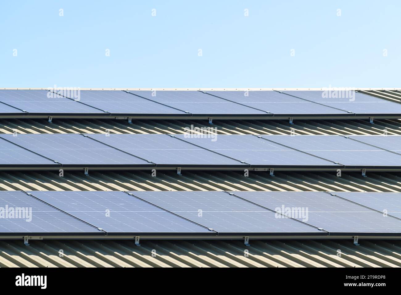 Neue Solarpaneele auf dem Dach eines Hauses in South Australia vor klarem blauem Himmel installiert Stockfoto