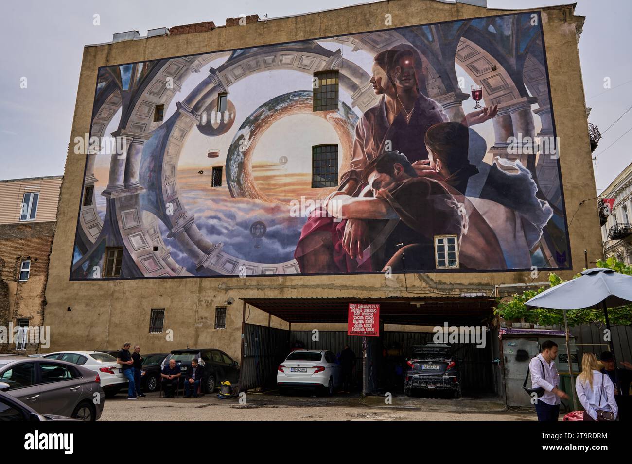 Grafitto auf einer Fassade vor einem Parkplatz, Stadtteil Sololaki, Altstadt, Tiflis, Tbilissi, Tiflissi, Georgien Stockfoto