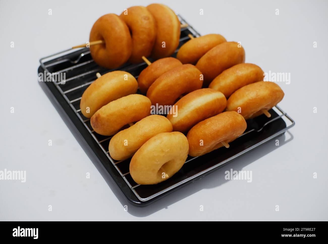 Ein Haufen frisch gebackener Donuts. Wird normalerweise mit oder ohne Puderzucker serviert Stockfoto