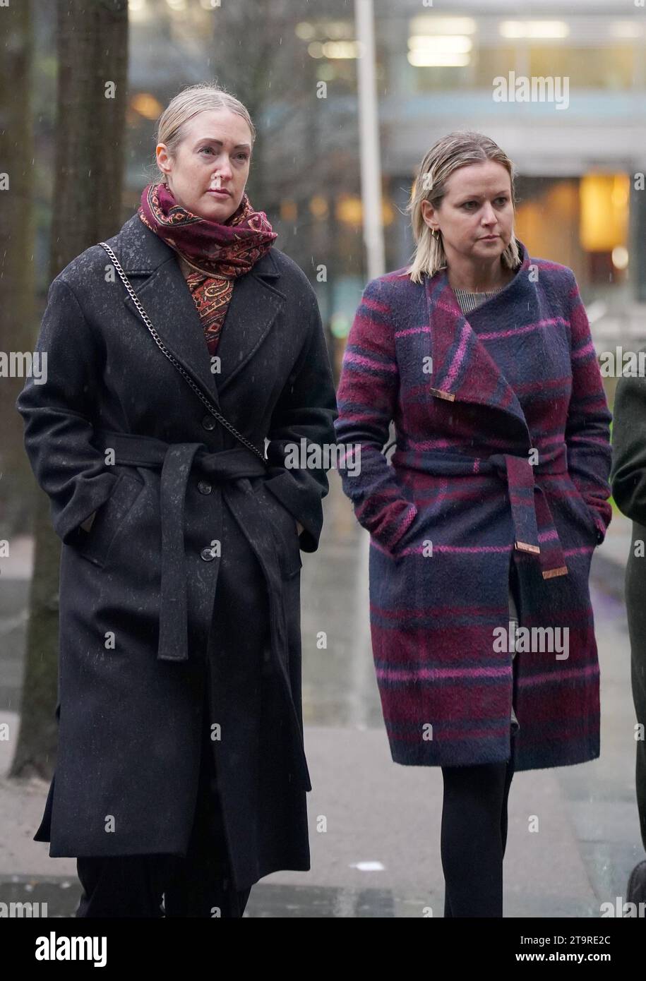 Brianna Gheys Mutter Esther Ghey kommt am Manchester Crown Court an, wo ein Junge und ein Mädchen, beide jetzt 16 Jahre alt, des Mordes an dem Transgender-Teenager beschuldigt werden. Brianna, 16 Jahre alt, wurde am Samstag, den 11. Februar, kurz nach 15 Uhr mit tödlichen Stichwunden auf einem Pfad im Culcheth Linear Park gefunden. Bilddatum: Montag, 27. November 2023. PA-Foto. Siehe PA Story COURTS Warrington. Das Foto sollte lauten: Peter Byrne/PA Wire Stockfoto
