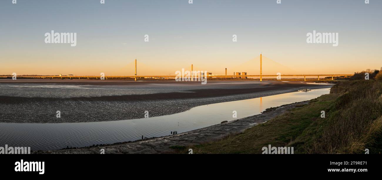 Ein Panoramablick auf die Mersey Gateway Bridge mit dem demnächst abgerissenen Fiddlers Ferry-Kraftwerk dahinter Stockfoto
