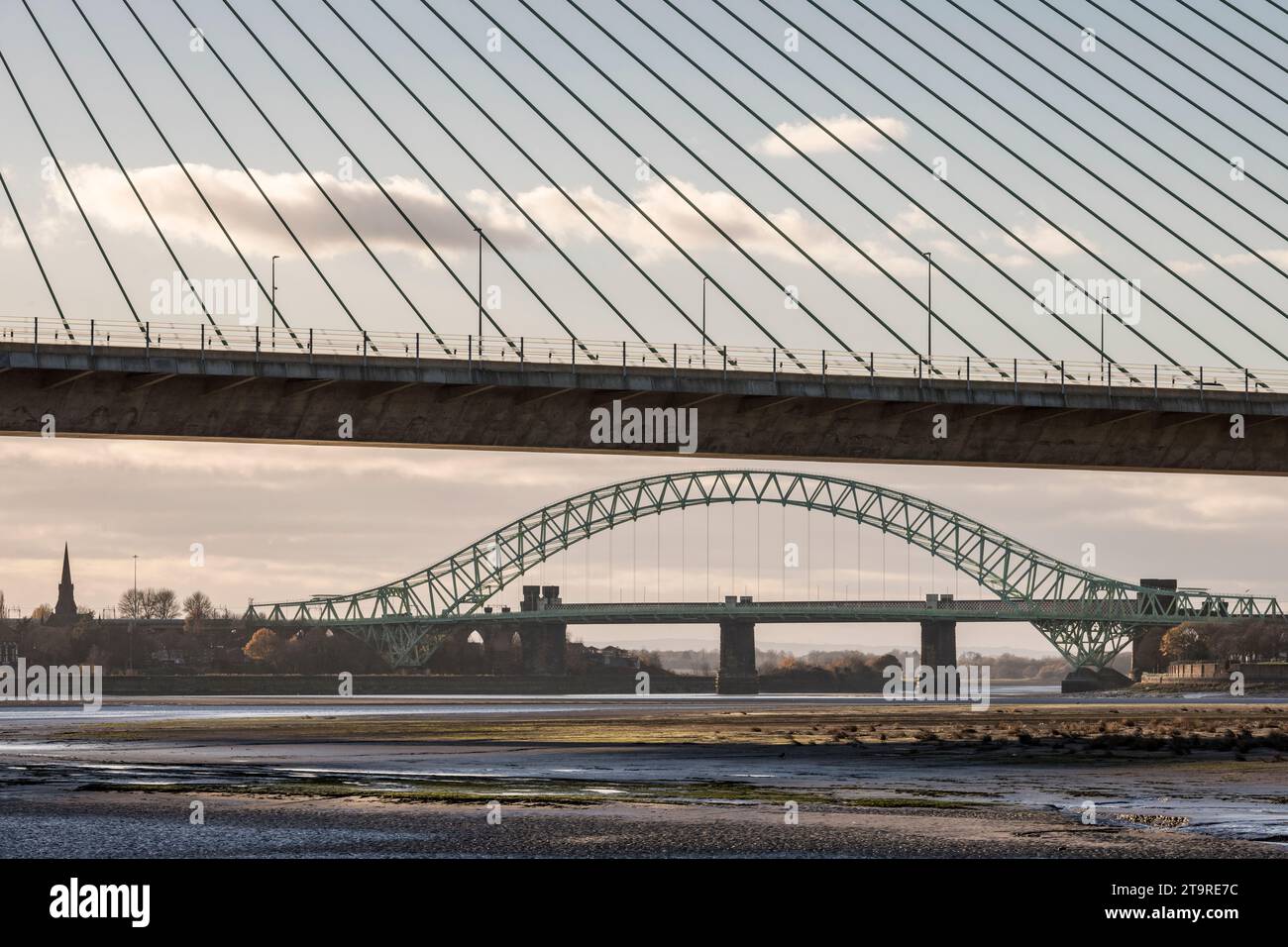 Die Mersey Gateway Bridge (2017) mit der Silver Jubilee Bridge (1961) dahinter. Beide Brücken überqueren den Mersey River und den Manchester Ship Canal Stockfoto