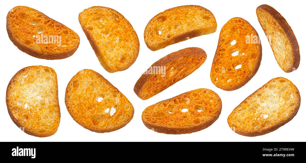 Gebackene Cracker, runde Brotcroutons isoliert auf weißem Hintergrund Stockfoto