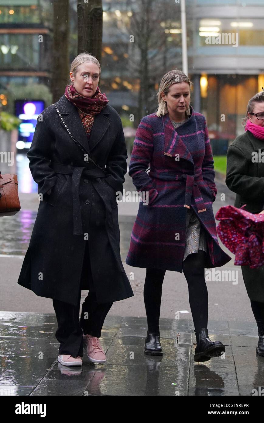 Brianna Gheys Mutter Esther Ghey kommt am Manchester Crown Court an, wo ein Junge und ein Mädchen, beide jetzt 16 Jahre alt, des Mordes an dem Transgender-Teenager beschuldigt werden. Brianna, 16 Jahre alt, wurde am Samstag, den 11. Februar, kurz nach 15 Uhr mit tödlichen Stichwunden auf einem Pfad im Culcheth Linear Park gefunden. Bilddatum: Montag, 27. November 2023. PA-Foto. Siehe PA Story COURTS Warrington. Das Foto sollte lauten: Peter Byrne/PA Wire Stockfoto