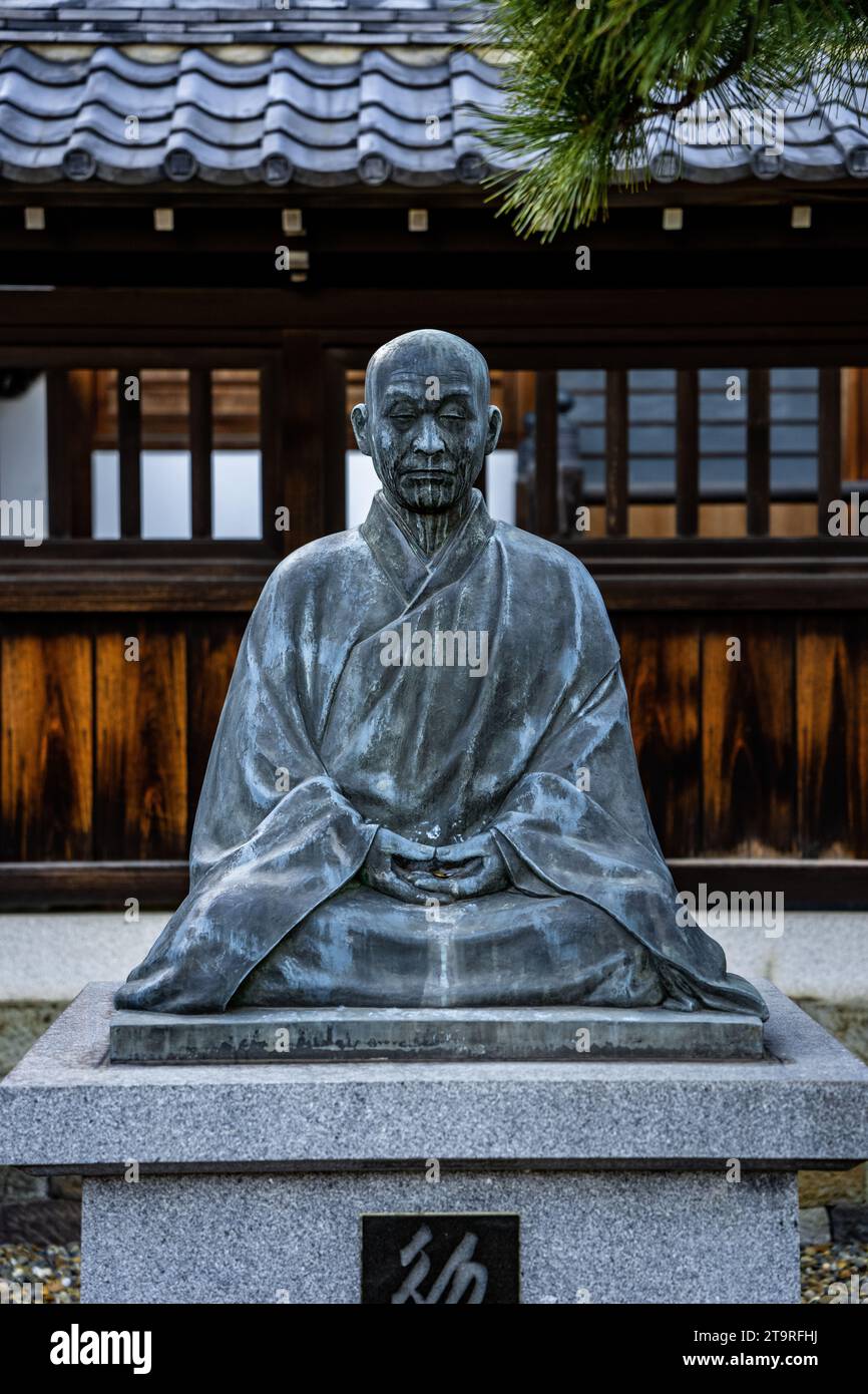 Die Statue eines alten japanischen buddhistischen Mönchs und Helden im Sengakuji Buddhistischen Tempel in Tokio Japan. Stockfoto