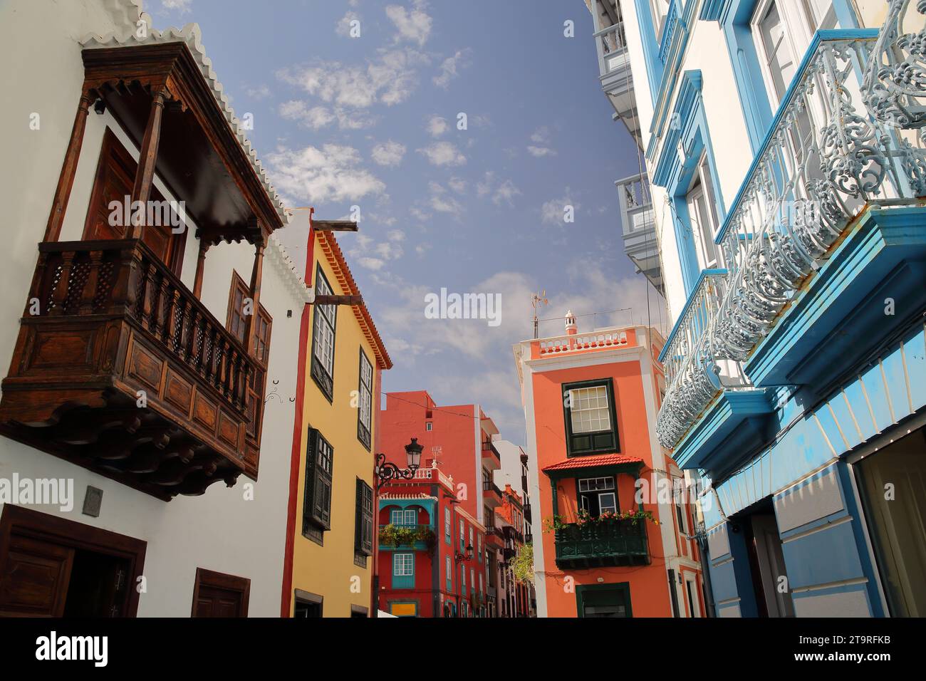 Traditionelle Hausfassaden an einer Geschäftsstraße (calle Anselmo Perez de Brito) in Santa Cruz de la Palma, La Palma, Kanarische Inseln, Spanien Stockfoto