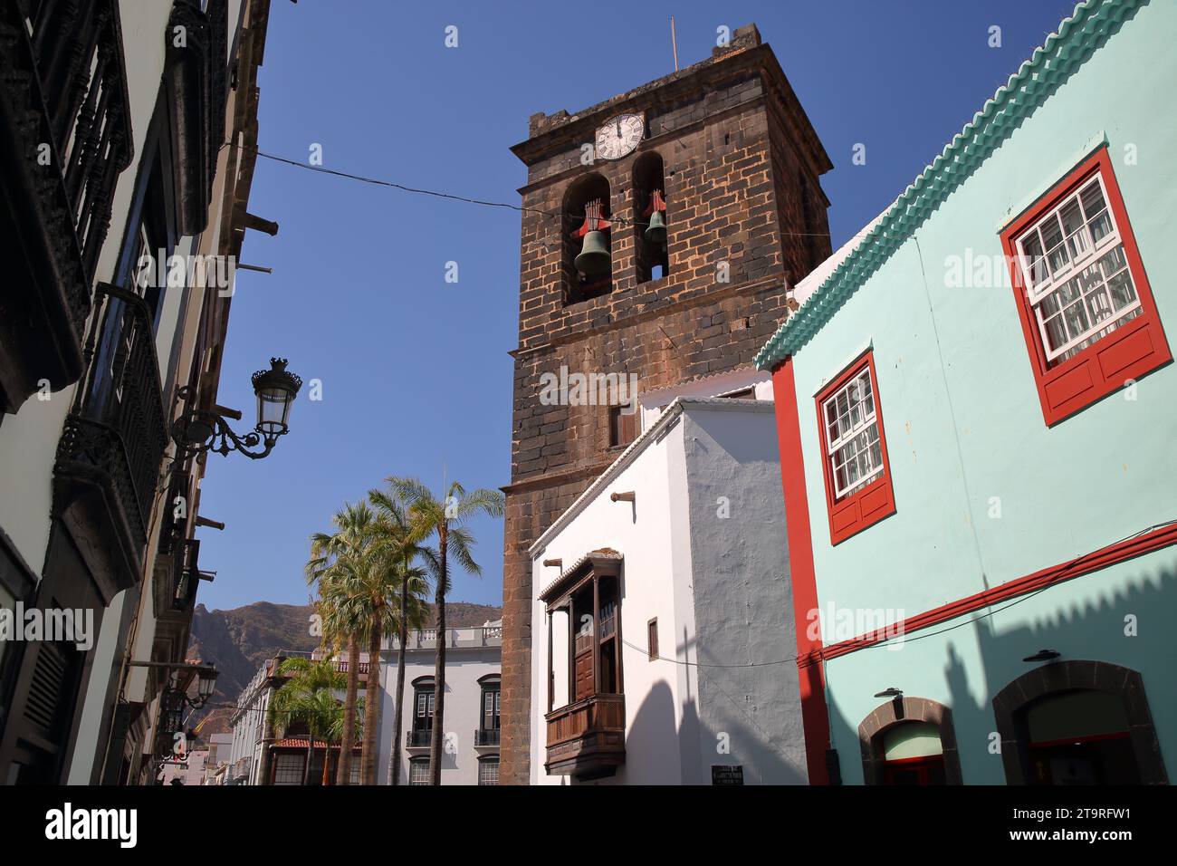 Traditionelle und farbenfrohe Hausfassaden entlang einer Geschäftsstraße (calle O Daly) in Santa Cruz de la Palma, La Palma, Kanarischen Inseln, Spanien Stockfoto