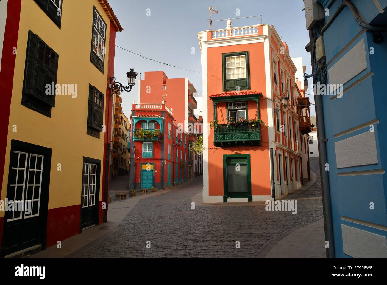 Traditionelle Hausfassaden an einer Geschäftsstraße (calle Anselmo Perez de Brito) in Santa Cruz de la Palma, La Palma, Kanarische Inseln, Spanien Stockfoto