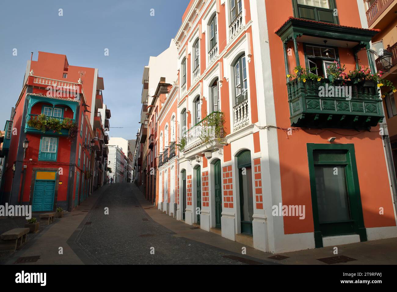 Traditionelle Hausfassaden an einer Geschäftsstraße (calle Anselmo Perez de Brito) in Santa Cruz de la Palma, La Palma, Kanarische Inseln, Spanien Stockfoto