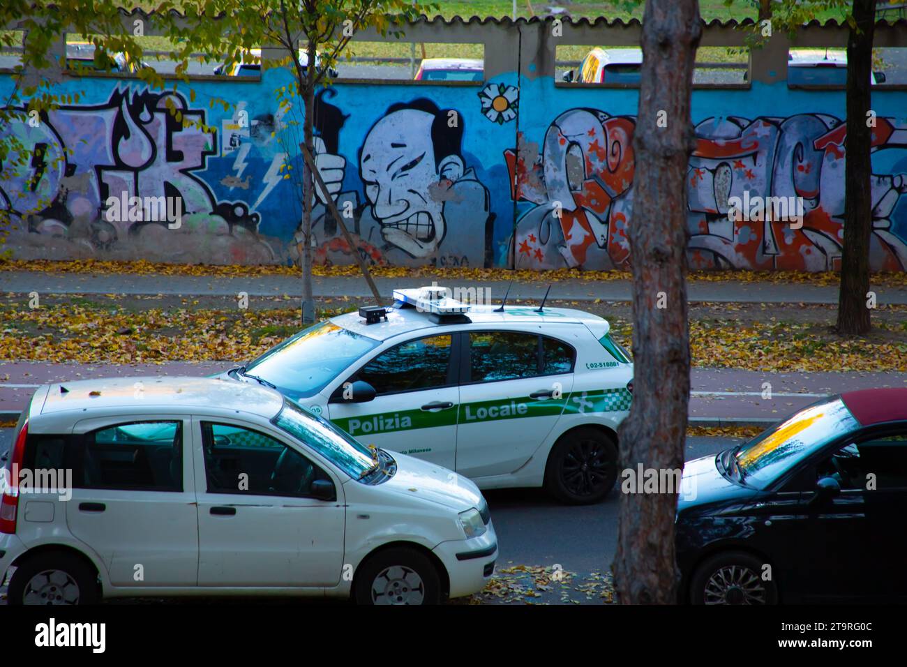 Mailand, Italien. Die italienische Polizei kontrolliert Menschen in Quarantäne. Die italienische Polizei blockiert die Straße während eines Brandes Stockfoto