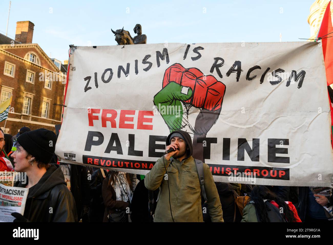 Zionismus ist Rassismus-Banner bei einem pro-palästinensischen marsch, der zu einem Waffenstillstand der andauernden Militäroffensive von Gaza durch israelische Verteidigungskräfte aufgerufen wurde. Der Trester Stockfoto