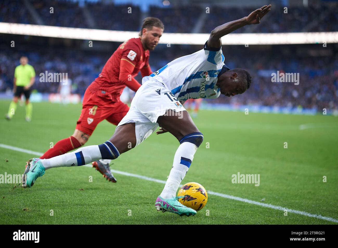 Sadiq Umar von Real Sociedad duelliert um den Ball mit Sergio Ramos vom Sevilla FC während des LaLiga EA Sports Matches zwischen Real Sociedad und Sevilla FC Stockfoto