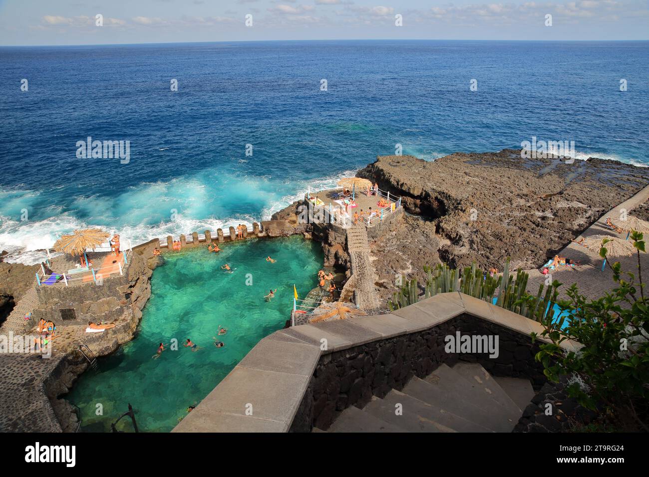 CHARCO AZUL, LA PALMA, KANARISCHE INSELN, SPANIEN - 30. SEPTEMBER 2023: Natürliche Schwimmbäder in Charco Azul, im Nordosten der Insel Stockfoto