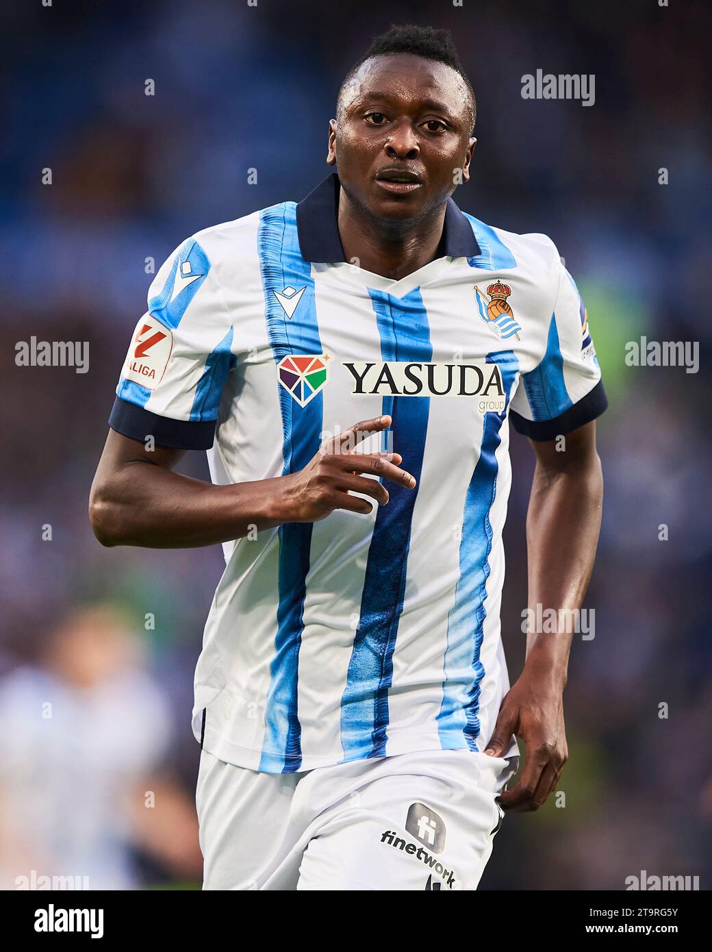 Sadiq Umar von Real Sociedad feiert, nachdem er beim LaLiga EA Sports Spiel zwischen Real Sociedad und Sevilla FC in das zweite Tor seiner Mannschaft erzielte Stockfoto