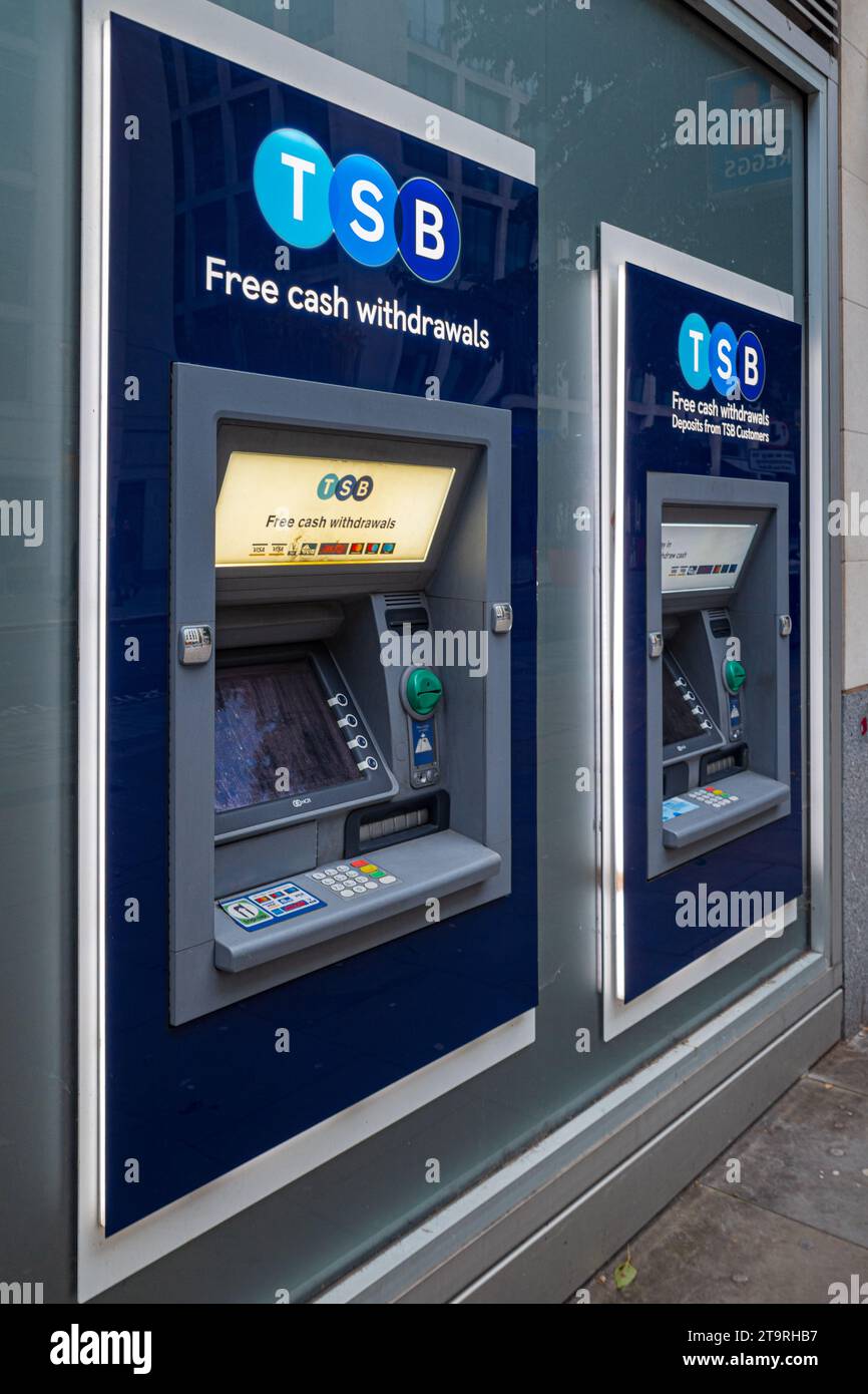 TSB Bank Cashpoint Automaten in einer Londoner Filiale. TSB-Geldautomaten. TSB Bank Geldautomaten. Stockfoto
