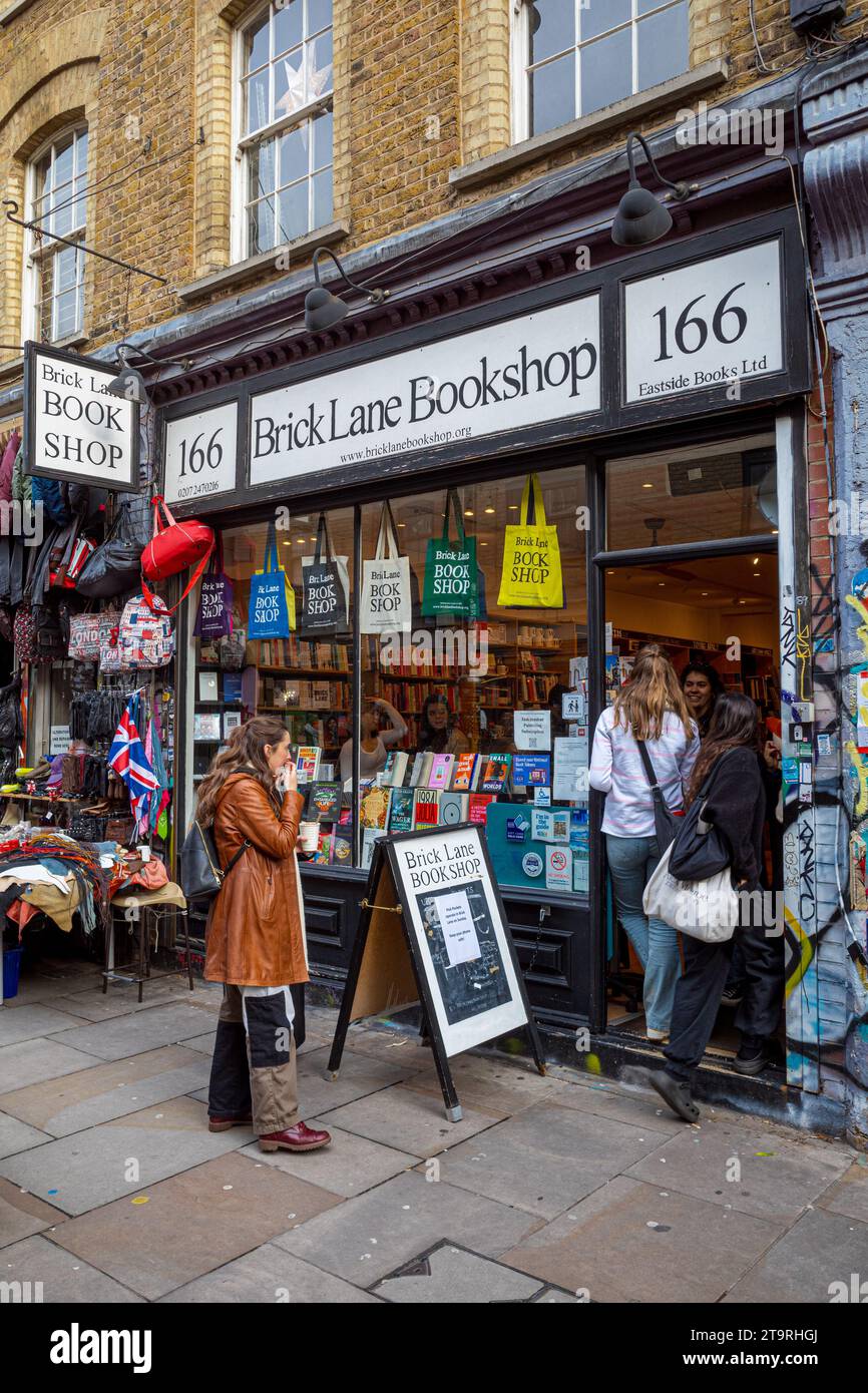 Brick Lane Bookshop in Brick Lane im Londoner East End. Kunden, die den Brick Lane Bookshop in 166 Brick Lane Shoreditch East London betreten. Stockfoto