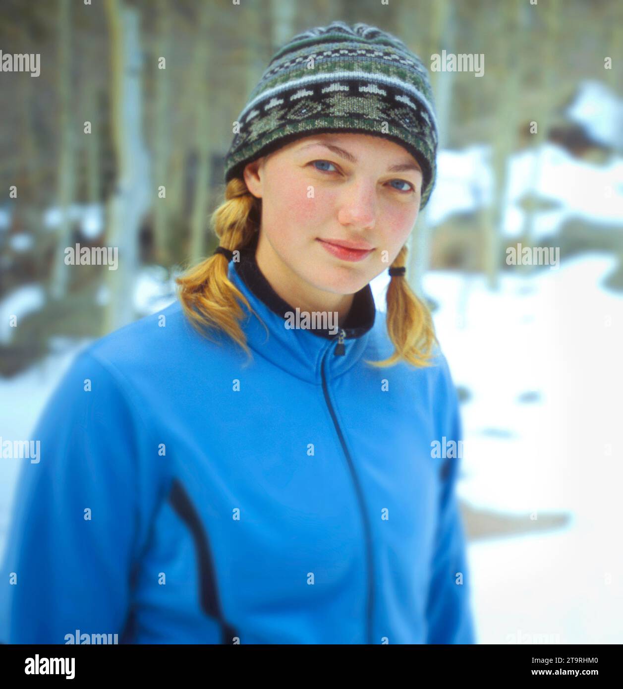 Schneeschuhwandern für junge Frau, Estes Park, Colorado. Stockfoto