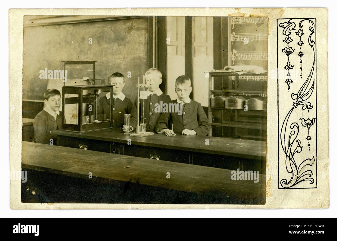 Originale edwardianische Postkarte von Schülern, die im Klassenzimmer Wissenschaftsunterricht besuchen, mit Ausrüstung. Circa 1905, Großbritannien Stockfoto