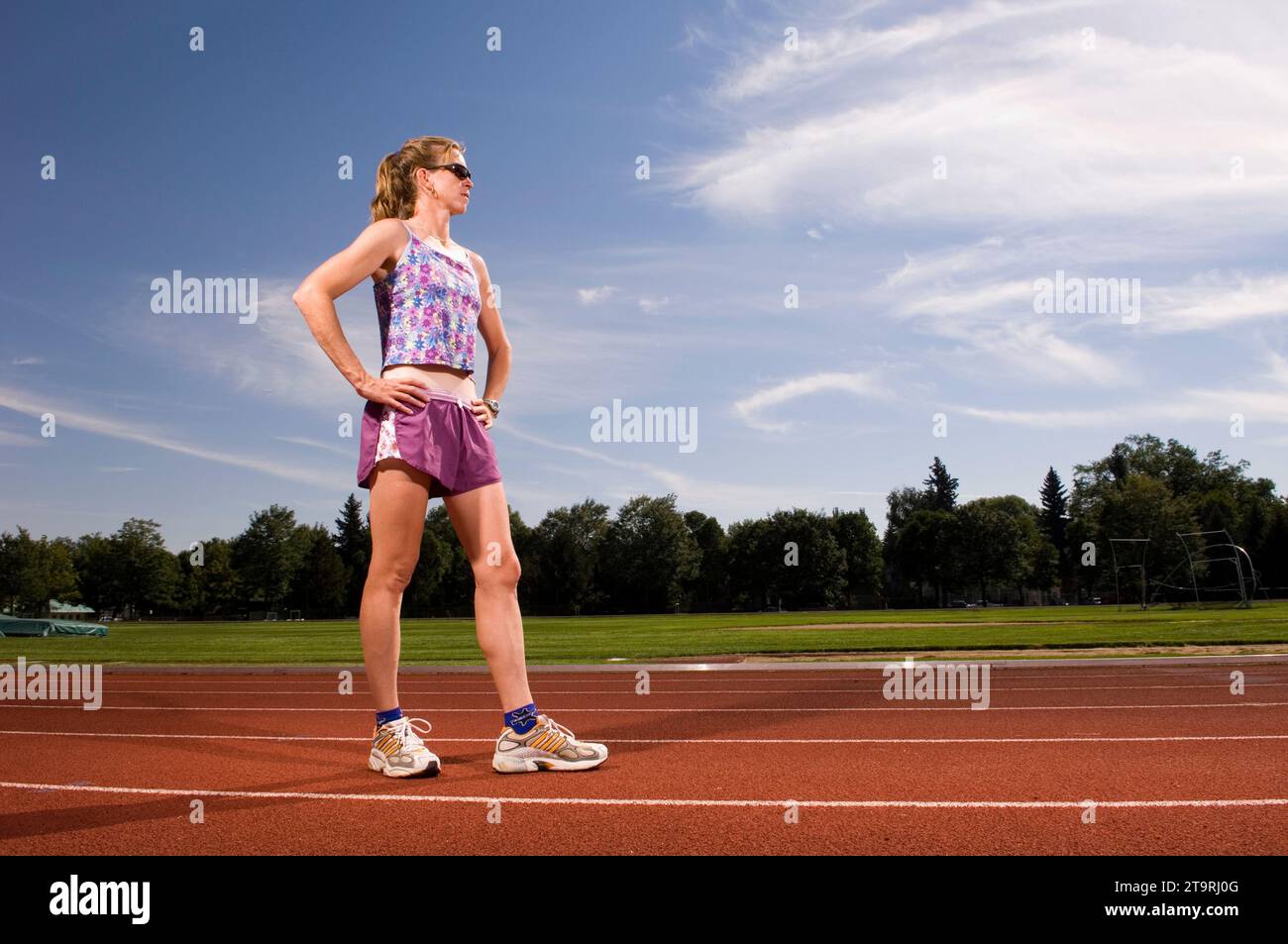Eine Frau, die sich bereit macht, auf der Rennstrecke in Fort Collins, Colorado, zu rennen. Stockfoto