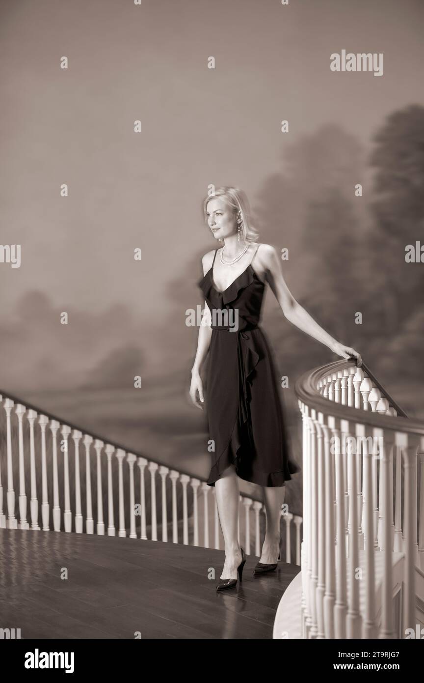 Eine Frau, verkleidet, geht die Treppe im Sanctuary Spa in South Carolina hoch. Stockfoto