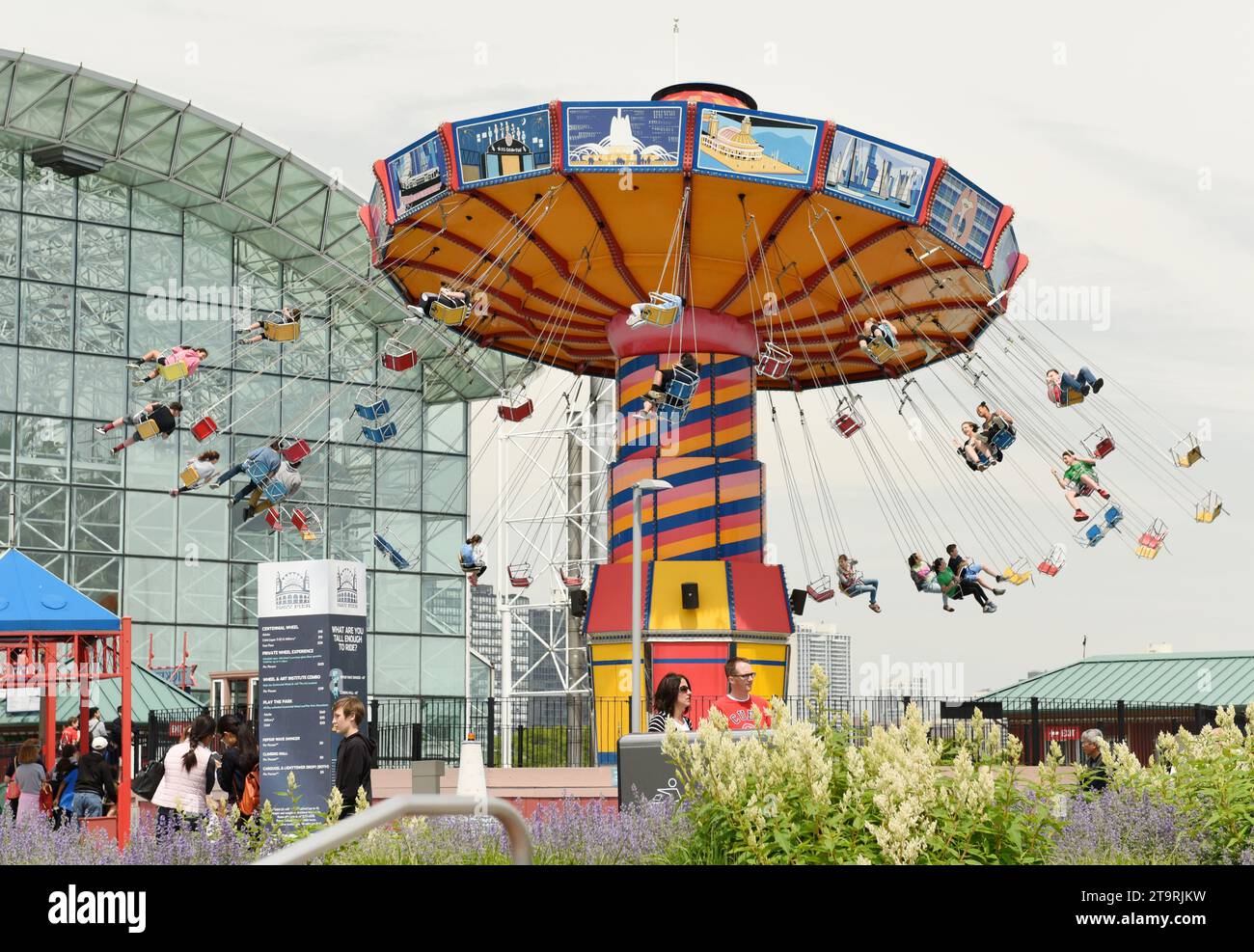 Chicago, Illinois, USA – 6. Juni 2018: Die Menschen fahren auf dem Wave Swinger am Navy Pier in Chicago. Stockfoto