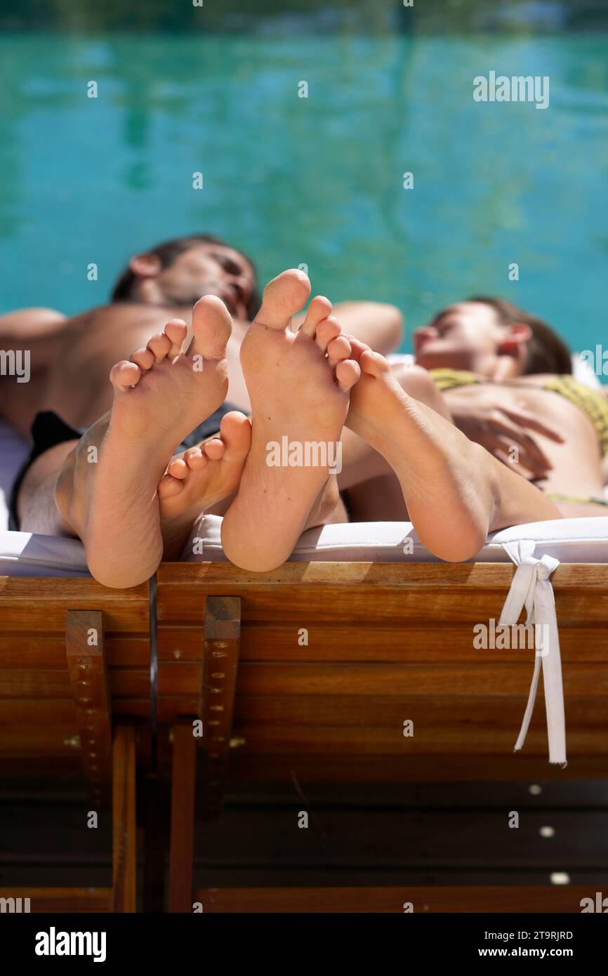 Ein Paar liegt am Pool in Uruguay. Stockfoto