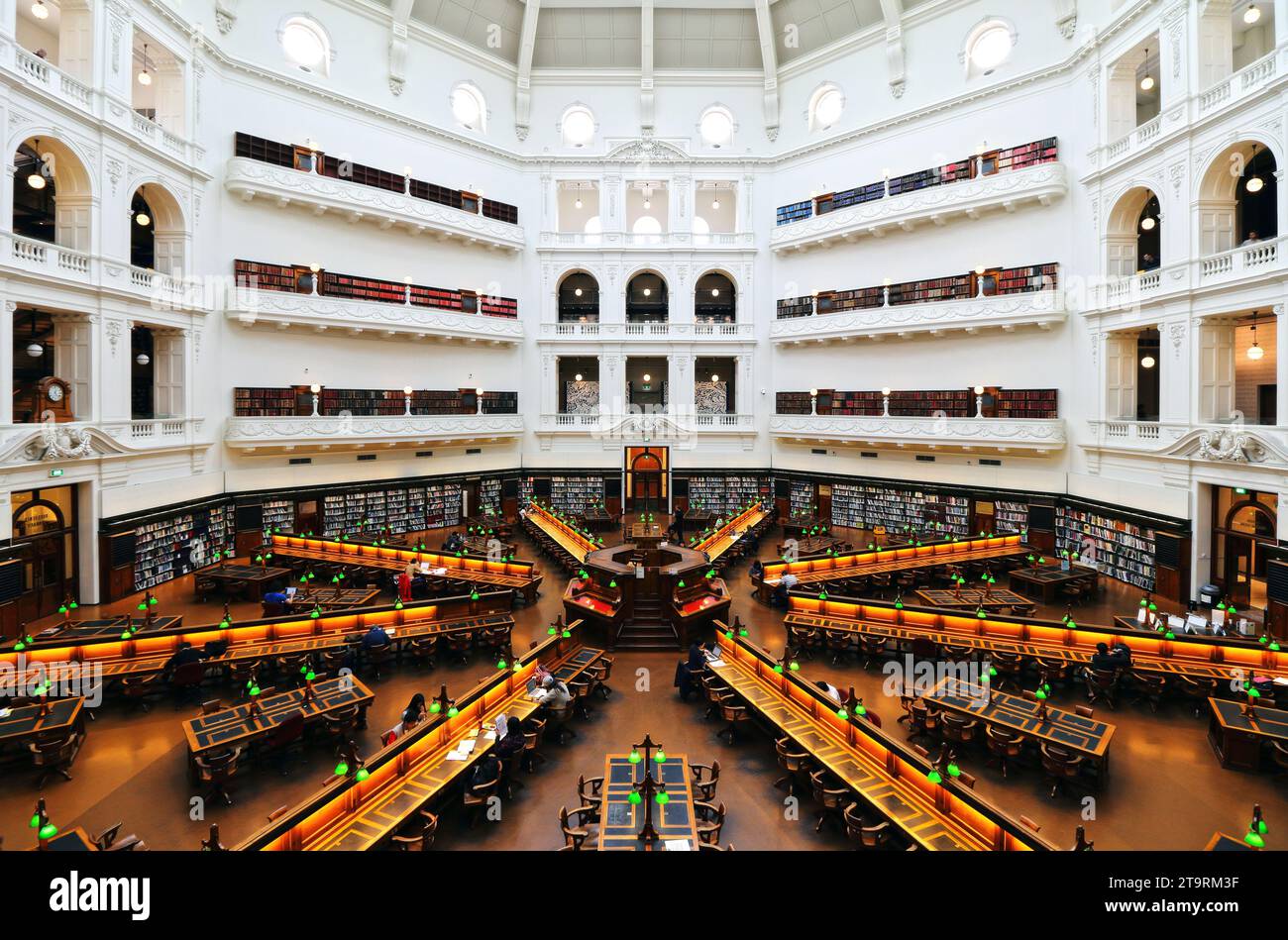 Ein weitläufiges Bibliotheksinnere mit zahlreichen Bücherregalen und Tischen. Melbourne Stockfoto