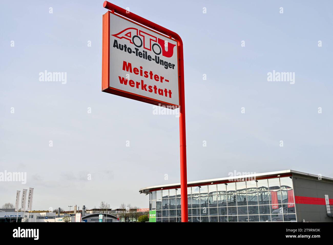 Autoteile Unger, ATU 27.11.2023, Leonding, AUT, Autoteile Unger, ATU, im Bild Gebaeude, Gebäude, Werkstatt, Mechaniker, Autowerkstatt, Auto, Inspektion, Reparatur, Reparaturwerkstatt, Service, Fachbetrieb, Pruefstelle, Prüfstelle, Autoservice, KFZ, PKW, Fahrzeug, Insolvenz, Pleite, Teile, Zubehoer, Zubehör, Mitarbeiter, Kunden, Shop, Fahnen, Schild, Logo, Einfahrt Oberoesterreich *** Autoteile Unger, ATU 27 11 2023, Leonding, AUT, Autoteile Unger, ATU, im Bild Gebaeude, Gebäude, Werkstatt, Mechaniker, Autowerkstatt, Auto, Inspektion, Reparatur, Reparaturwerkstatt, Service, Fachbetrieb, Pruefst Stockfoto