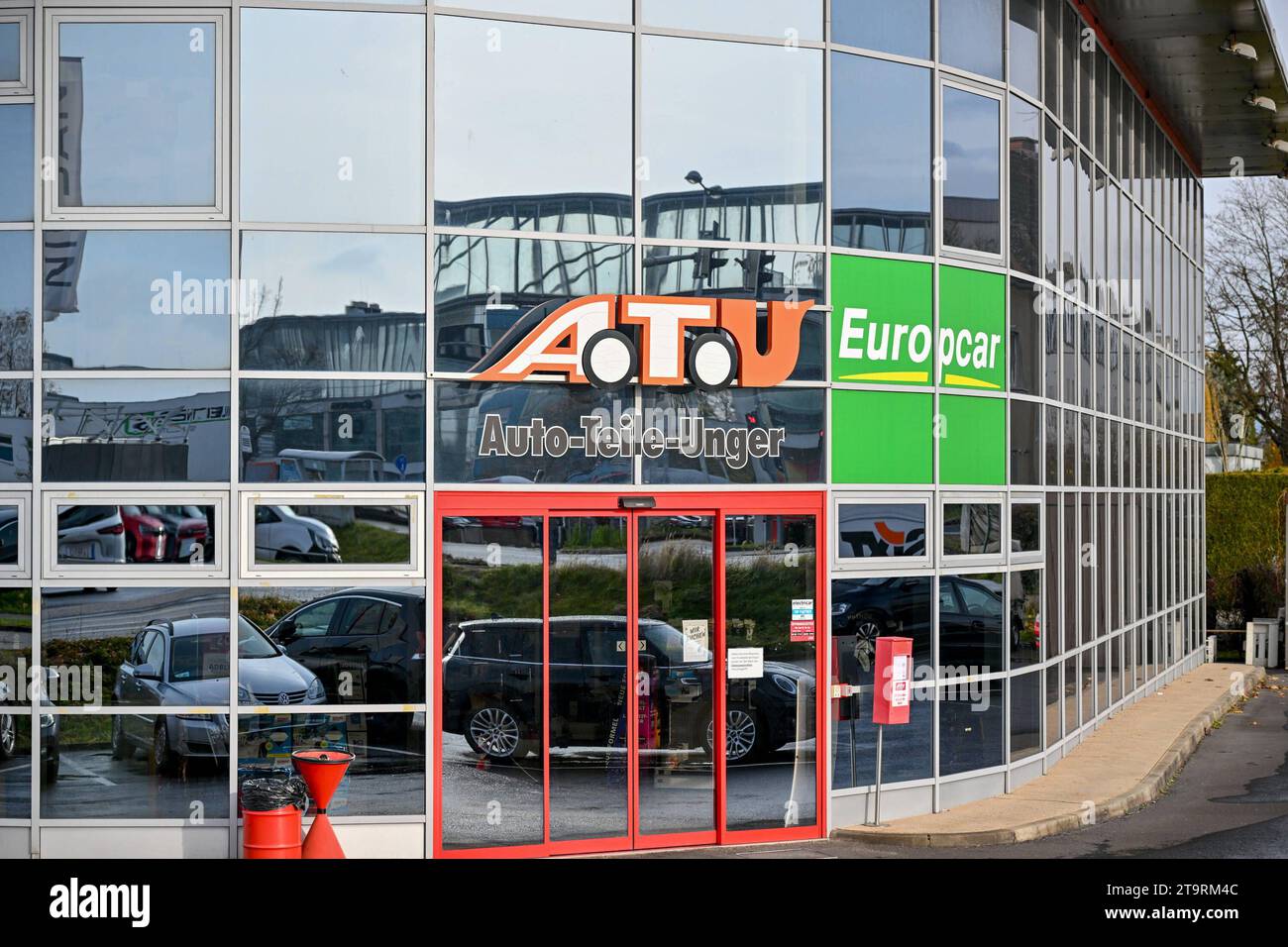 Autoteile Unger, ATU 27.11.2023, Leonding, AUT, Autoteile Unger, ATU, im Bild Gebaeude, Gebäude, Werkstatt, Mechaniker, Autowerkstatt, Auto, Inspektion, Reparatur, Reparaturwerkstatt, Service, Fachbetrieb, Pruefstelle, Prüfstelle, Autoservice, KFZ, PKW, Fahrzeug, Insolvenz, Pleite, Teile, Zubehoer, Zubehör, Mitarbeiter, Kunden, Shop, Fahnen, Schild, Logo, Einfahrt Oberoesterreich *** Autoteile Unger, ATU 27 11 2023, Leonding, AUT, Autoteile Unger, ATU, im Bild Gebaeude, Gebäude, Werkstatt, Mechaniker, Autowerkstatt, Auto, Inspektion, Reparatur, Reparaturwerkstatt, Service, Fachbetrieb, Pruefst Stockfoto