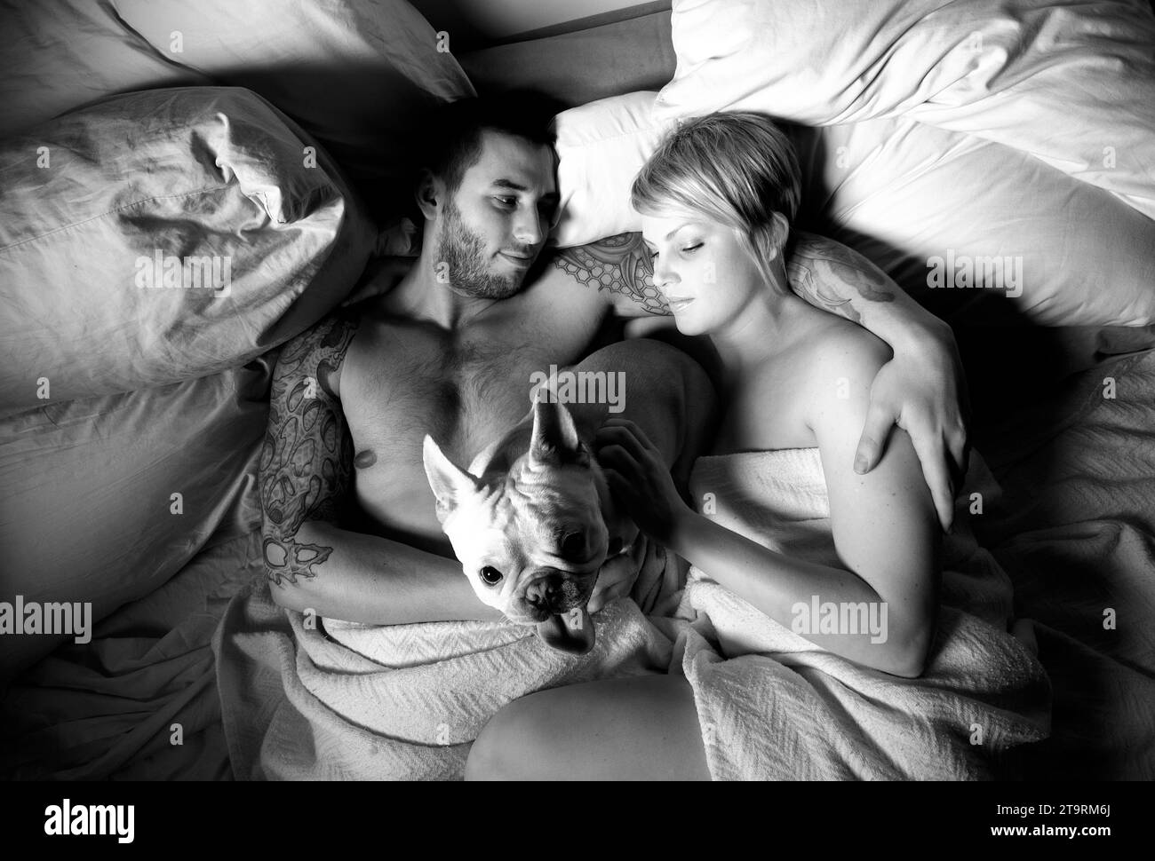Schlafzimmer Porträt eines Paares mit Hund Stockfoto