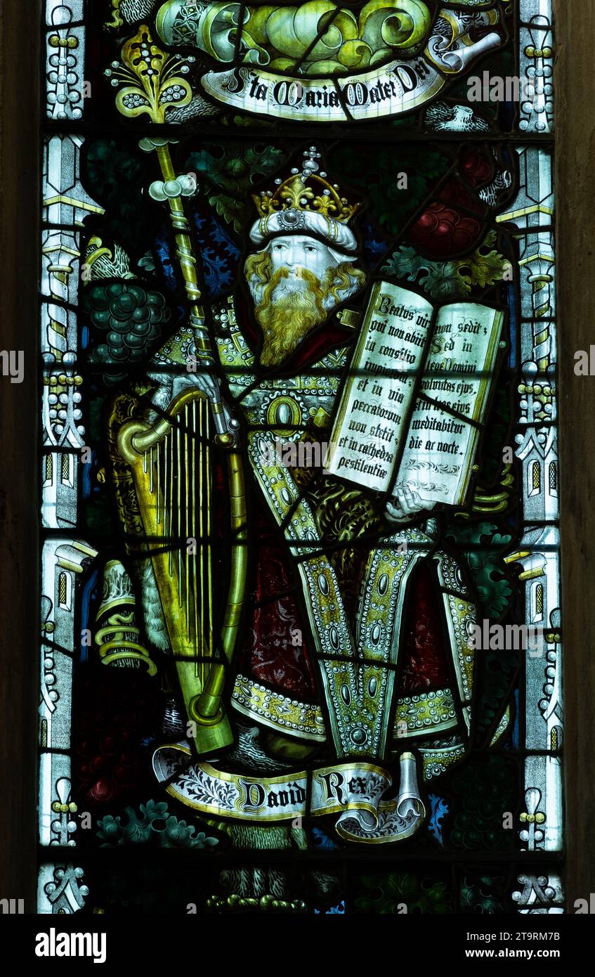 König David Buntglas, St. John the Baptist Church, Burford, Oxfordshire, Großbritannien Stockfoto