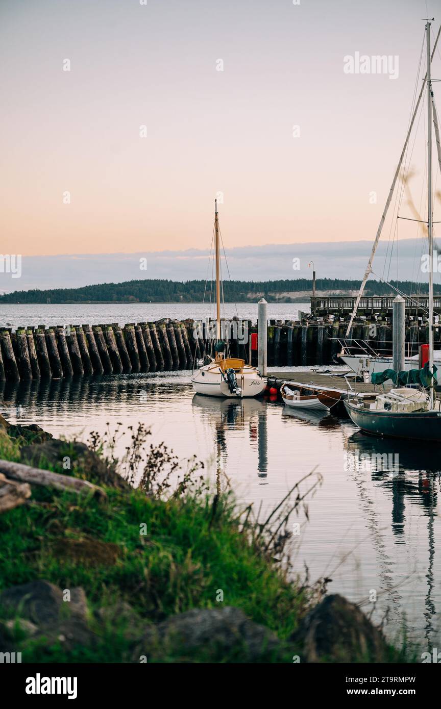 Blick auf das Wasser und das Boot in Port Townsend Washington Stockfoto
