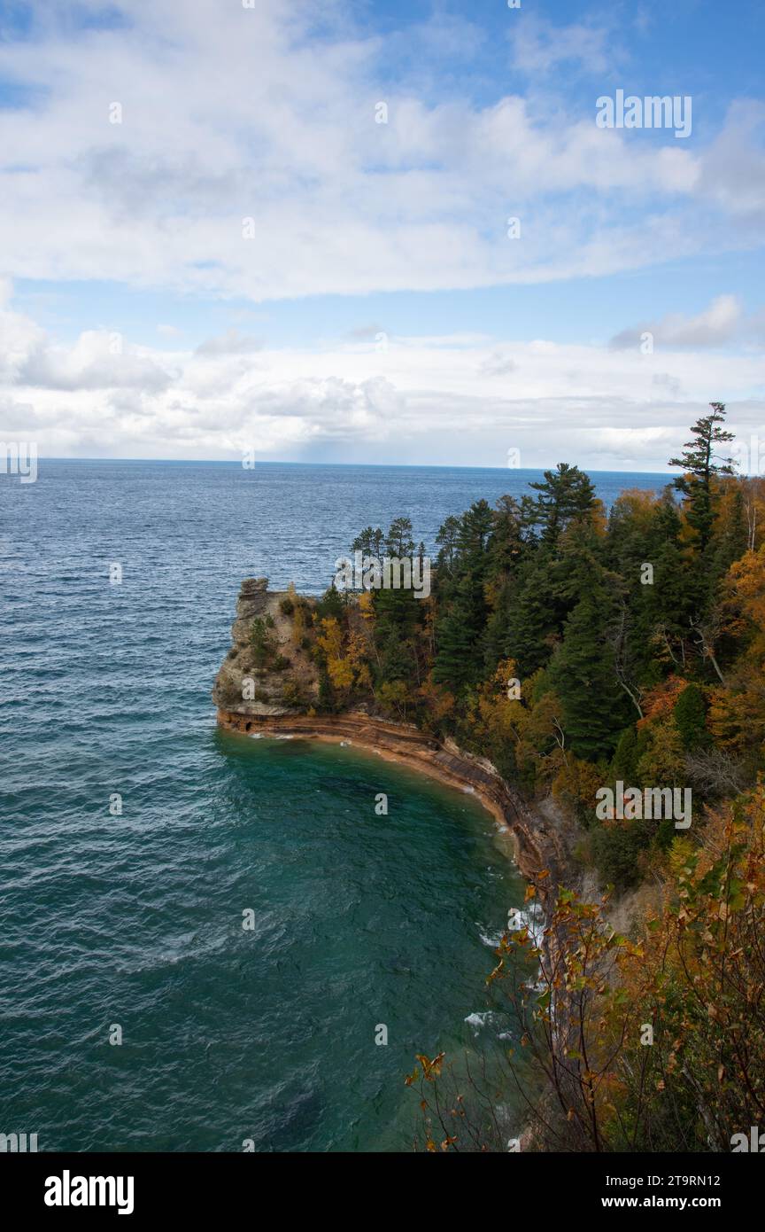 Schöne Aussicht auf Klippen, Bäume und See an einem wunderschönen Herbsttag Stockfoto