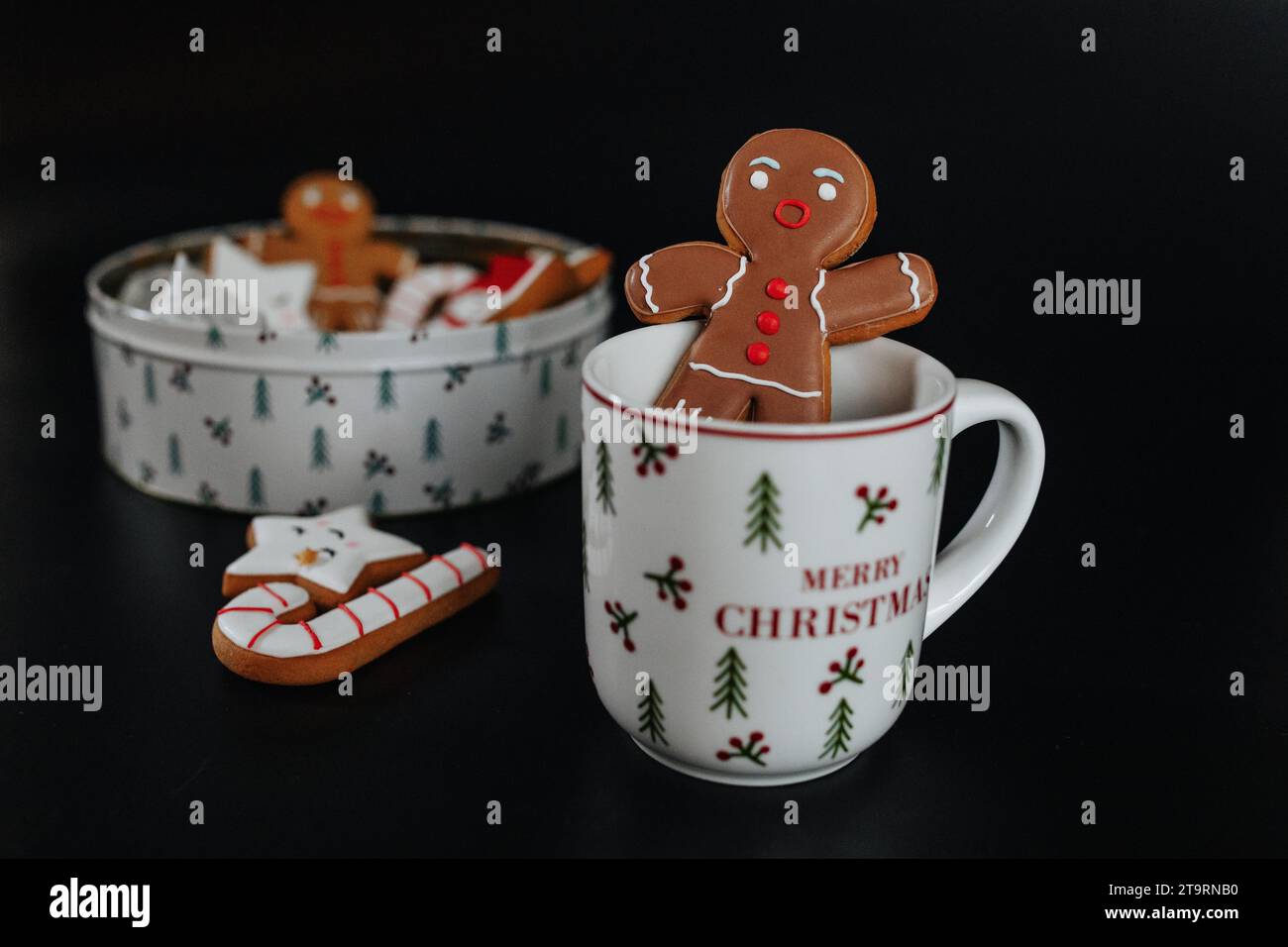 Lebkuchenmänngebäck im Christms Becher Stockfoto