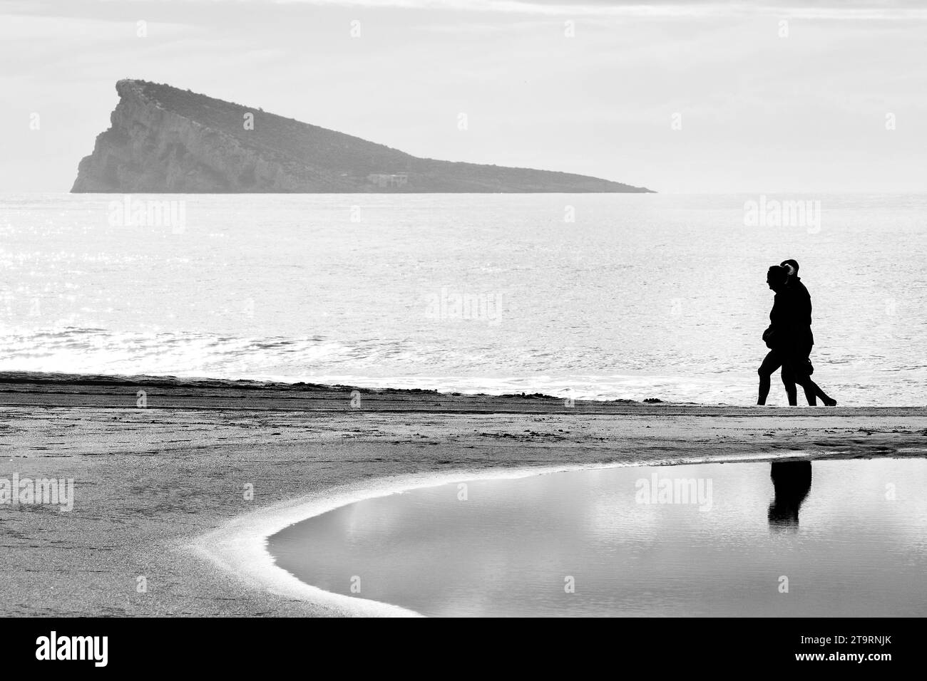 Ein paar spazieren am Strand in Benidorm Stockfoto