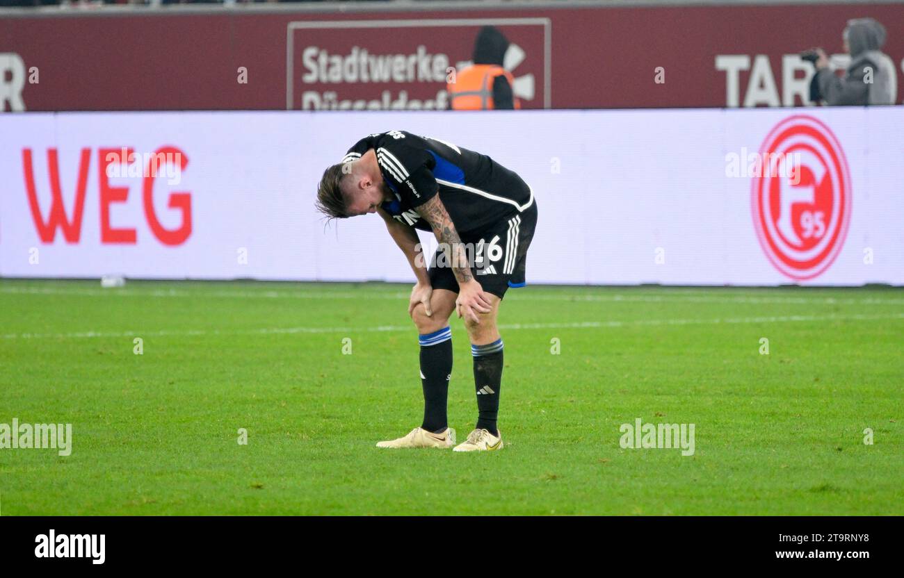 Merkur Spielarena Düsseldorf Deutschland, 25.11.2023, 2. Bundesligasaison 2023/24 Spieltag 14, Fortuna Düsseldorf (F95) vs Schalke 04 (S04) - Tomas Kalas (S04) frustriert Stockfoto