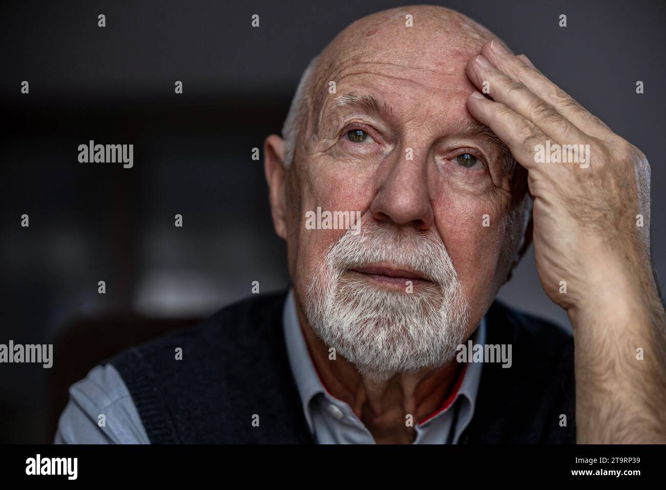 Porträt eines älteren Mannes, der an Kopfschmerzen leidet Stockfoto