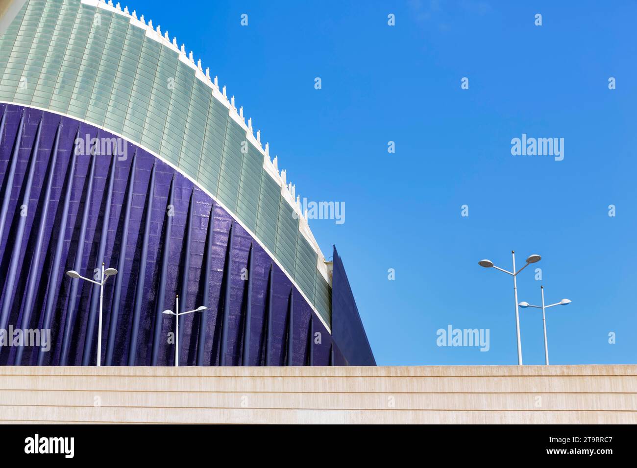 Straßenlaternen vor L'Agora, moderne Architektur, Architekt Santiago Calatrava, Detail vor blauem Himmel, Text freier Raum, Ciudad de las Stockfoto