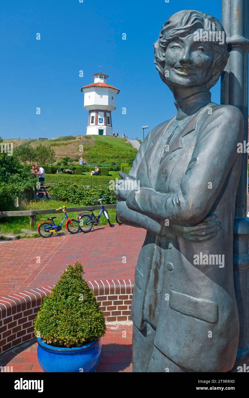 Die Statue von Lale Andersen (Lili Marleen) mit dem Wasserturm auf der Nordseeinsel Langeoog, Deutschland Stockfoto