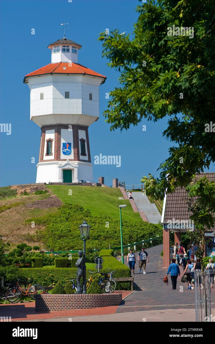 Die Statue von Lale Andersen (Lili Marleen) mit dem Wasserturm auf der Nordseeinsel Langeoog, Deutschland Stockfoto