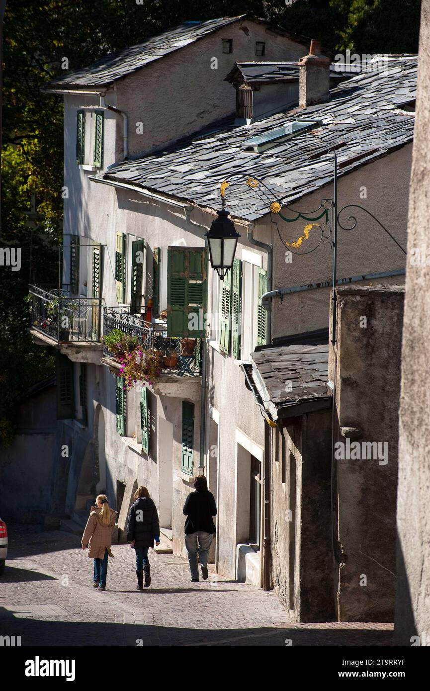 Gasse mit Fußgängern, Touristen in der Altstadt von Sion, Wallis, Schweiz Stockfoto