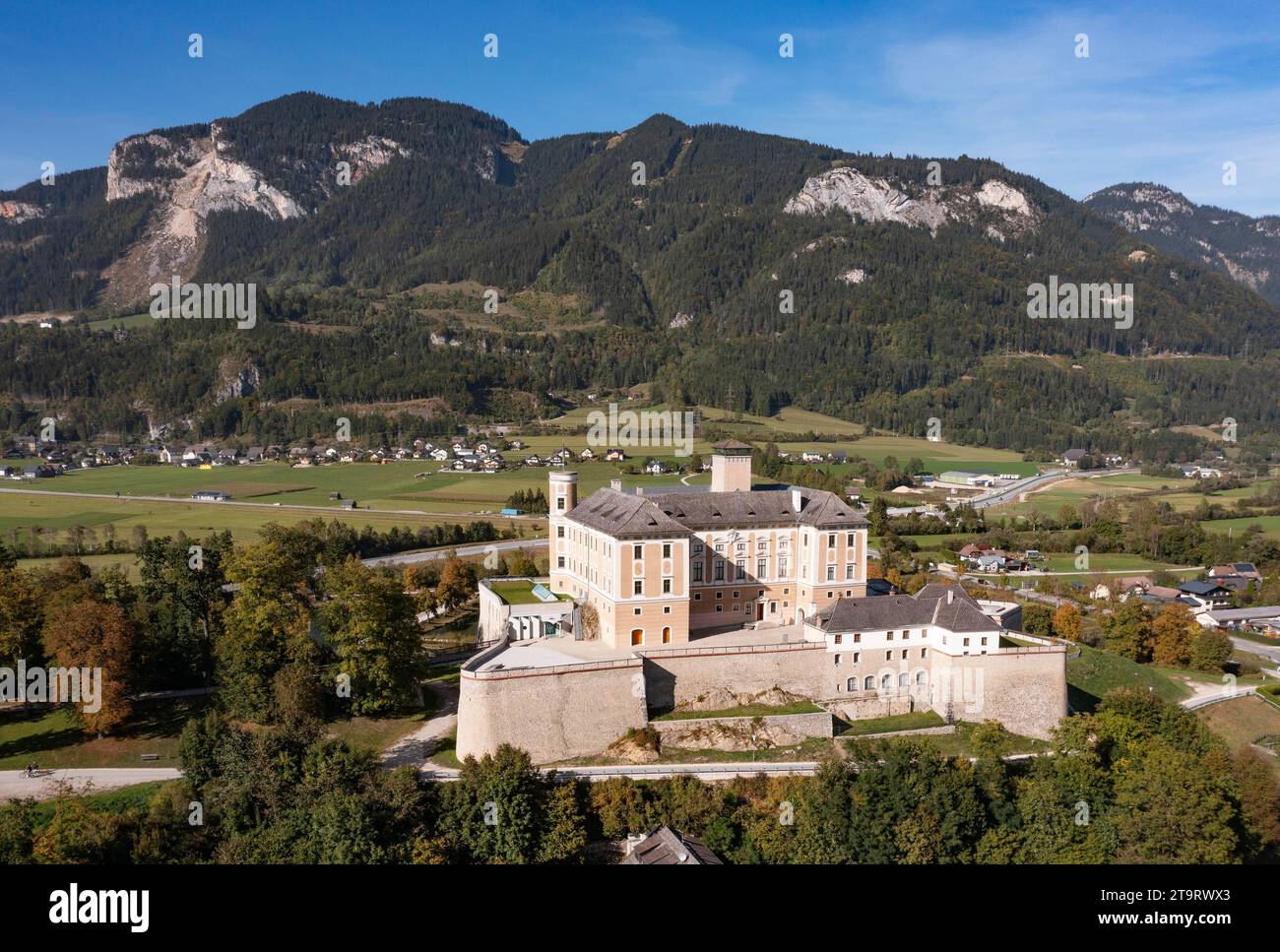 Drohnenschuss, Schloss Trautenfels, Stainach Puergg, Ennstal, Steiermark, Österreich Stockfoto