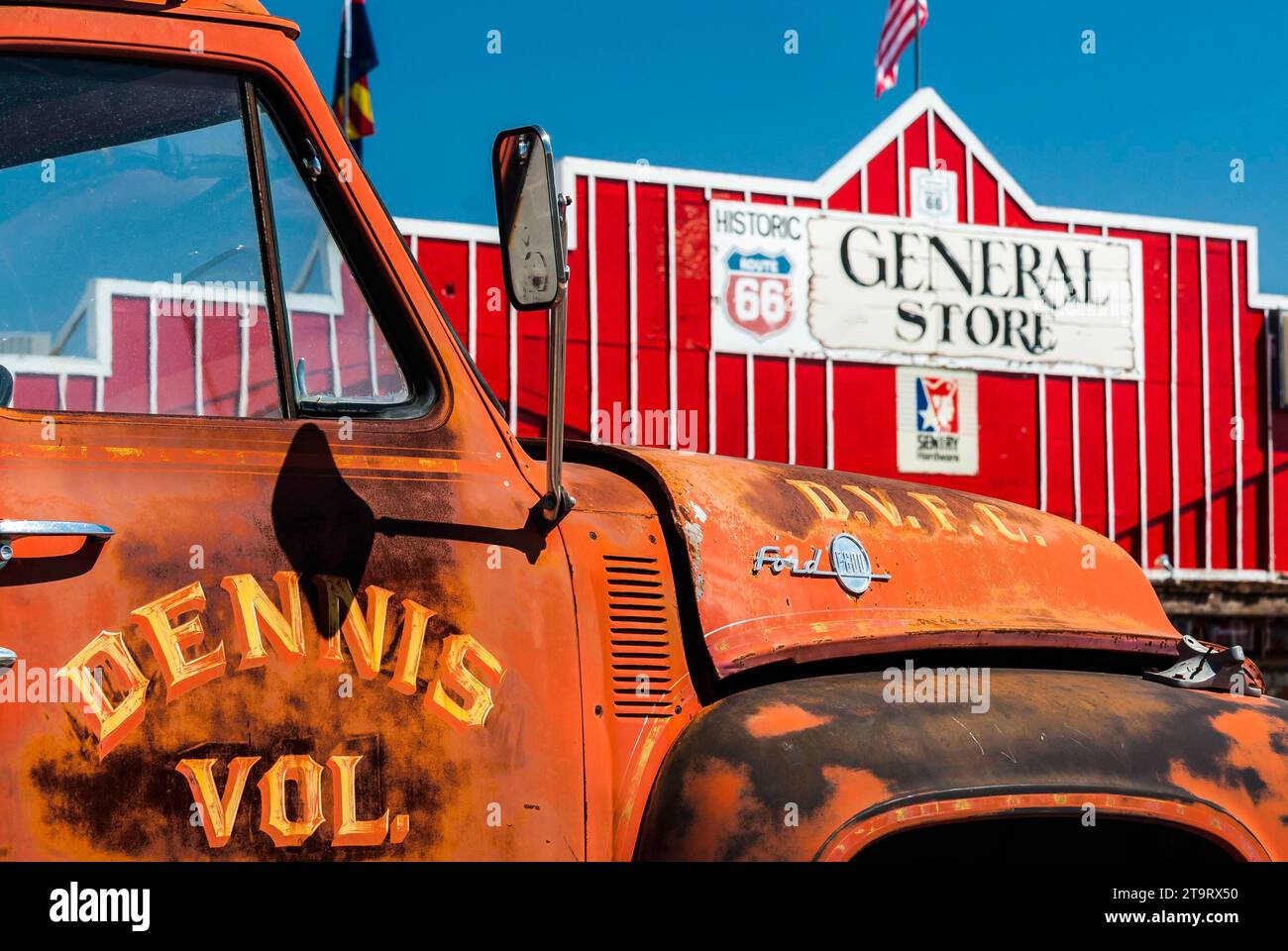 Oldtimer in westlicher Landschaft, Route 66, Seligmann, Arizona, USA Stockfoto