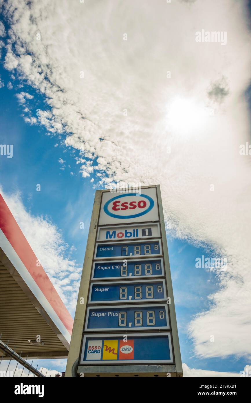 Sehr hohe Benzinpreise, Schild an einer Tankstelle, Deutschland Stockfoto