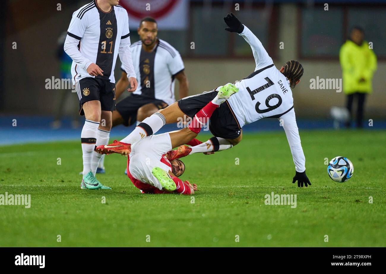 Leroy SANE, DFB 19 tritt um den Ball, Tackling, Duell, Header, zweikampf, Aktion, Kampf gegen Phillipp Mwene, AUT 16 , gefolgt von der roten Karte für Leroy SANE, DFB 19 im Freundschaftsspiel ÖSTERREICH - DEUTSCHLAND 2-0 ÖSTERREICH - DEUTSCHLAND 2-0 Vorbereitung auf die Europameisterschaft 2024 Deutschland, Saison 2023/2024, am 21. November 2023 in Wien, Österreich. © Peter Schatz / Alamy Stock Photos Stockfoto