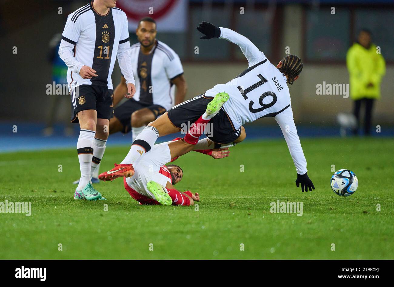 Leroy SANE, DFB 19 tritt um den Ball, Tackling, Duell, Header, zweikampf, Aktion, Kampf gegen Phillipp Mwene, AUT 16 , gefolgt von der roten Karte für Leroy SANE, DFB 19 im Freundschaftsspiel ÖSTERREICH - DEUTSCHLAND 2-0 ÖSTERREICH - DEUTSCHLAND 2-0 Vorbereitung auf die Europameisterschaft 2024 Deutschland, Saison 2023/2024, am 21. November 2023 in Wien, Österreich. © Peter Schatz / Alamy Stock Photos Stockfoto