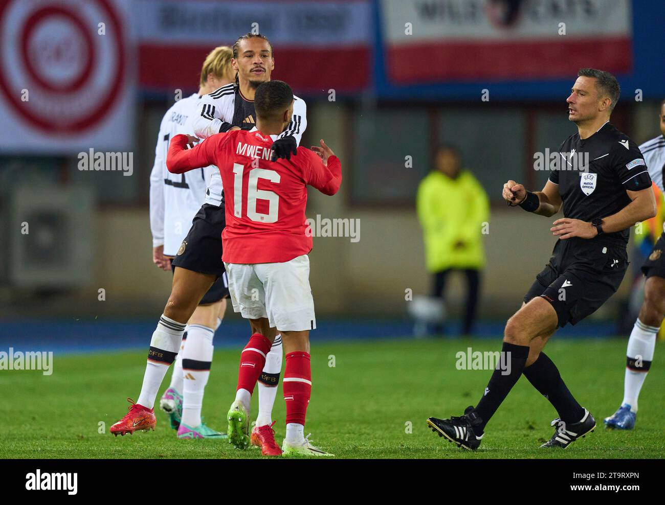 Leroy SANE, DFB 19 tritt um den Ball, Tackling, Duell, Header, zweikampf, Aktion, Kampf gegen Phillipp Mwene, AUT 16 , gefolgt von der roten Karte für Leroy SANE, DFB 19 Schiedsrichter Slavko Vincic (SVN) im Freundschaftsspiel ÖSTERREICH - DEUTSCHLAND 2-0 ÖSTERREICH - DEUTSCHLAND 2-0 Vorbereitung auf die Europameisterschaft 2024 Deutschland, Saison 2023/2024, am 21. November 2023 in Wien, Österreich. © Peter Schatz / Alamy Stock Photos Stockfoto